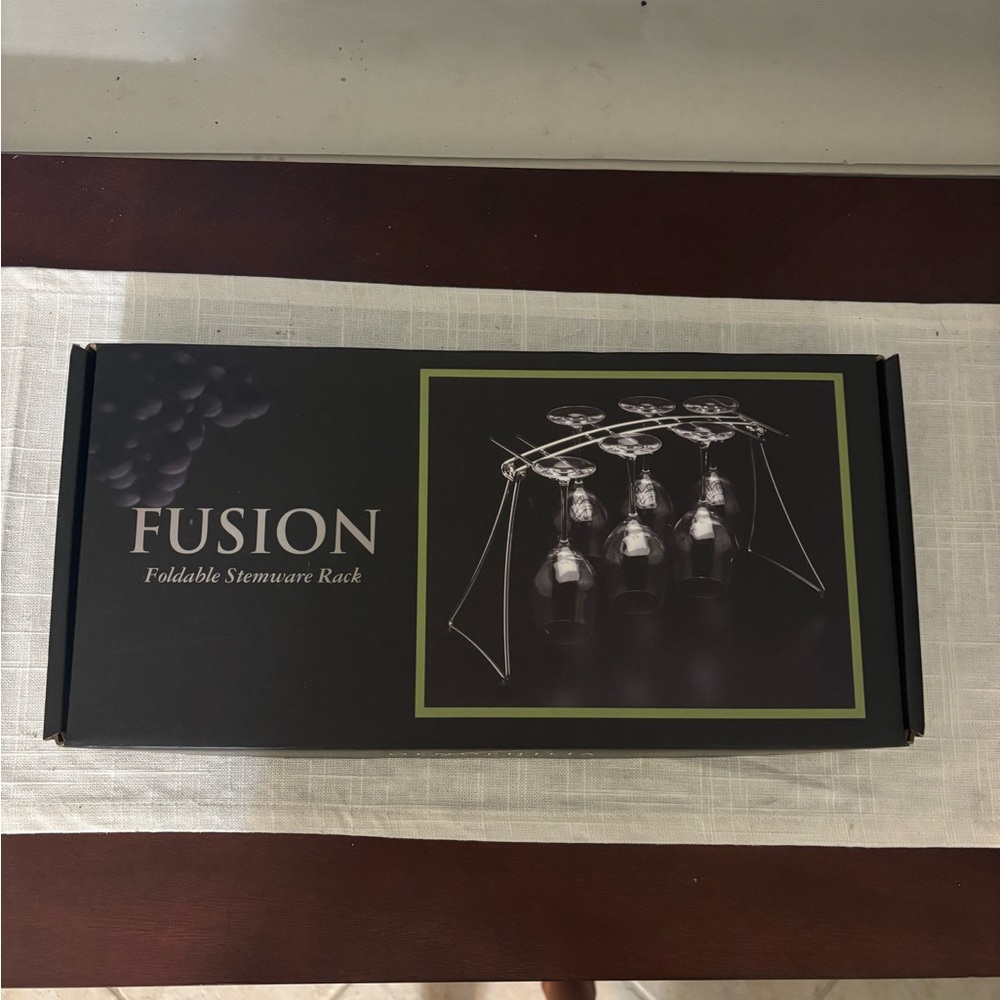 NWT Fusion Foldable Stemware Rack